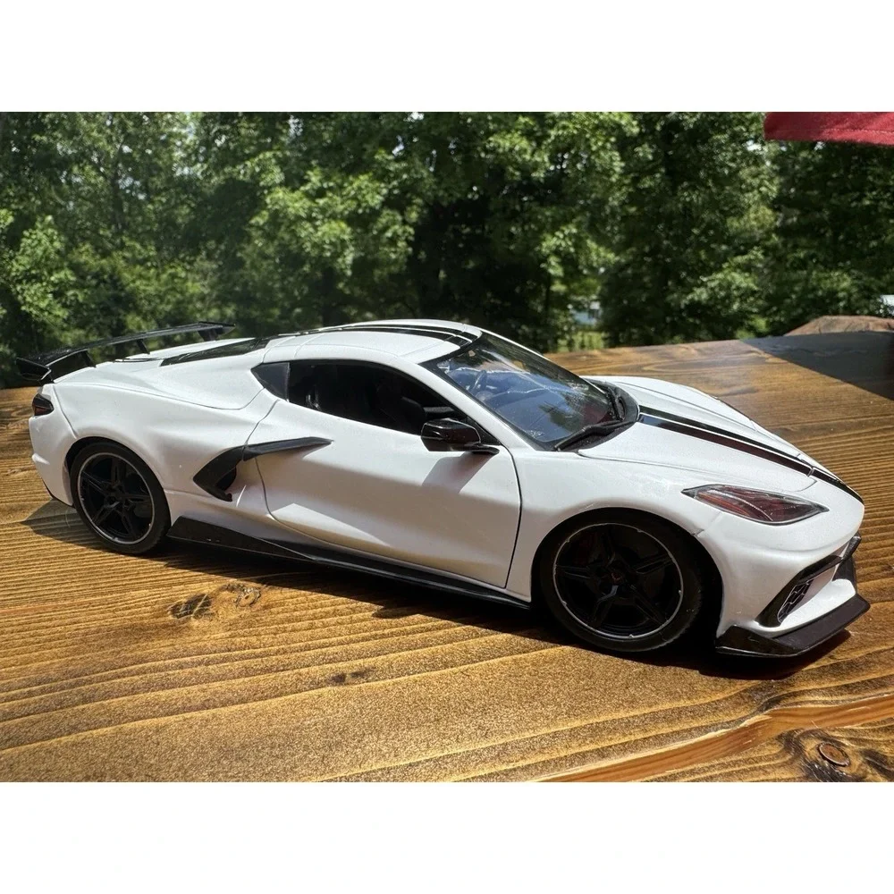 2020 Chevrolet Corvette Stingray C8 White Black Stripe 1:18 Maisto Diecast